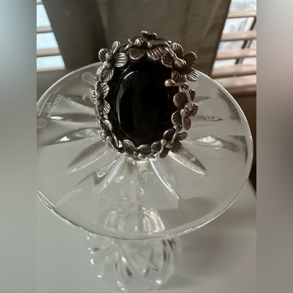 Elegant Black Onyx and 925 Silver Floral Ring - Picture 6 of 6